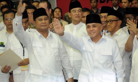 Pasangan Calon Presiden Prabowo Subianto (kiri) dan Calon Wakil Presiden Hatta Rajasa (kanan) didampingi sejumlah petinggi partai koalisi pendukungnya mendaftarkan diri di Komisi Pemilihan Umum (KPU), Jakarta, Selasa (20/5). 