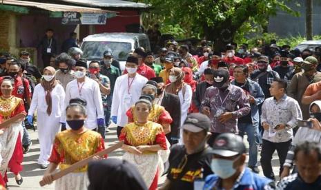 Pasangan calon wali kota dam wakil wali kota Makassar, Syamsu Rizal-Fadli Ananda (Dilan) saat mendaftar untuk seleksi berkas administrasi di KPU Makassar, Jumat (4/9).