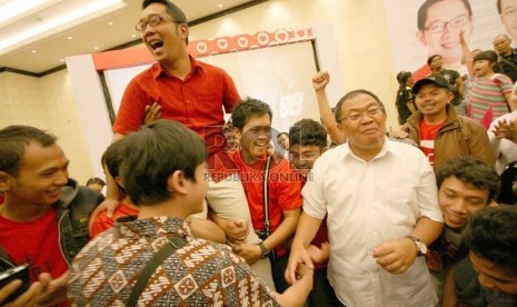   Pasangan calon Wali Kota dan Wakil Wali Kota Bandung Ridwan Kamil dan Oded M Danial digendong para simpatisan di Trans Hotel, Kota Bandung, Ahad (23/6). (Republika/Edi Yusuf)