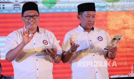 Pasangan calon wali kota dan wakil wali kota Bandung Oded M Danial dan Yana Mulyana tampil pada Debat Publik di Hotel BnB, Kota Bandung, Ahad (25/3).