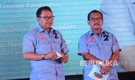 Pasangan calon wali kota dan wakil wali kota Bandung Yossi Irianto dan Aries Supriatna pada Debat Publik 1 di Hotel BnB, Kota Bandung, Ahad (25/3).