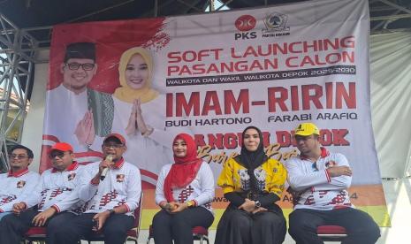 Pasangan calon Wali kota dan Wakil Wali Kota Depok Imam Budi Hartono dan Ririn Farabi Arafiq menggelar soft launching deklarasi di Situ Rawa Kalong, Kota Depok, Jawa Barat, Rabu (7/8/2024).