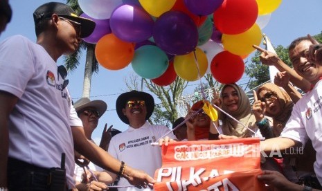 Pasangan calon wali kota dan wakil wali kota Malang melepaskan balon saat Deklarasi Pilkada Damai di Jalan Ijen, Malang, Jawa Timur, Ahad (18/2).