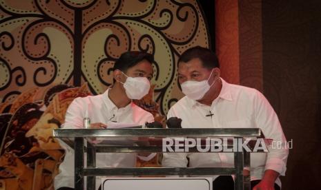 Pasangan calon Wali Kota dan Wakil Wali Kota Solo nomor urut satu Gibran Rakabuming Raka (kiri)-Teguh Prakosa (kanan) mengikuti Debat Terbuka Pilihan Wali Kota dan Wakil Wali Kota Solo di Studio Satu Terang Abadi (TA) TV, Solo, Jawa Tengah, Kamis (3/12/2020). Komisi Pemilihan Umum (KPU) Solo dalam debat kedua mengangkat tema 