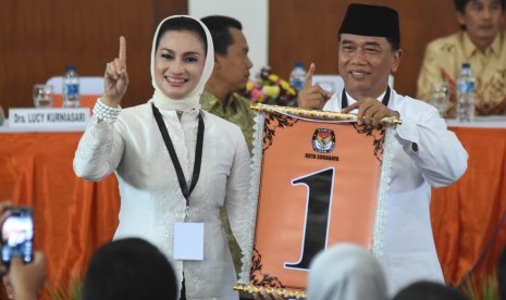 Pasangan calon Wali Kota dan Wakil Wali Kota Surabaya, Rasiyo (kanan) dan Lucy Kurniasari (kiri) menunjukkan nomor urut ketika rapat pleno terbuka pengundian dan penetapan nomor urut pasangan calon Wali Kota dan calon wakil Wali Kota Surabaya di kantor Kom