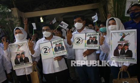 Pasangan calon Wali Kota dan Wakil Wali Kota Surabaya Machfud Arifin (kedua kiri) dan Mujiaman (ketiga kanan) memperlihatkan poster dengan nomor urut usai rapat pleno terbuka pengundian nomor urut pasangan calon wali kota dan wakil wali kota di Surabaya, Jawa Timur, Kamis (24/9/2020). Dalam rapat pleno terbuka tersebut KPU Kota Surabaya menetapkan dua pasangan calon yakni Eri Cahyadi-Armuji dengan nomor urut satu serta Machfud Arifin-Mujiaman dengan nomor urut dua pada Pilkada serentak 2020 di Kota Surabaya. 