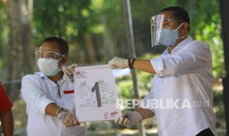 Pasangan calon Wali Kota dan Wakil Wali Kota Surabaya Eri Cahyadi (kanan) dan Armuji (kiri) 