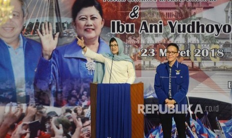 Pasangan calon wali kota dan wakil walikota Bandung, Nurul Arifin - Ruli tampil di depan Ketua Umum Partai Demokrat Susilo Bambang Yudhoyono, di Gedung Setia Graha, Kota Bandung, Jumat (23/3).