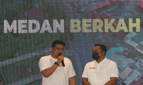 Pasangan calon Wali Kota-Wakil Wali Kota Medan nomor urut dua Bobby Nasution (kiri), Aulia Rachman (kanan) menyampaikan sambutan terkait hitungan cepat perolehan suara Pilkada Kota Medan 2020, di Medan, Sumatera utara, Rabu (9/12/2020). Sejumlah lembaga survei menyebutkan pasangan calon Wali Kota-Wakil Wali Kota Medan Bobby Nasution-Aulia Rachman unggul mengalahkan pasangan calon Akhyar Nasution-Salman Alfarisi.