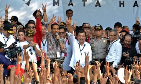 Pasangan Capres-Cawapres Jokowi-JK mendeklarasikan nomer urut usai mengikuti pemilihan nomer urut di Taman Menteng, Jakarta,Ahad (1/6). KPU telah menetapan nomer urut capres-Cawapres Prabowo-Hatta (1) dan Jokowi-Jusuf Kalla (2)