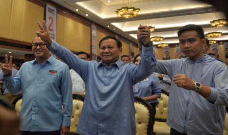 Pasangan capres-cawapres no urut 2 Prabowo Subianto-Gibran Rakabuming Raka didampingi Ketua Tim Kampanye Nasional (TKN) Prabowo-Gibran Rosan Perkasa Roeslani saat menghadiri Rakornas TKN-TKD Prabowo-Gibran di Jakarta.