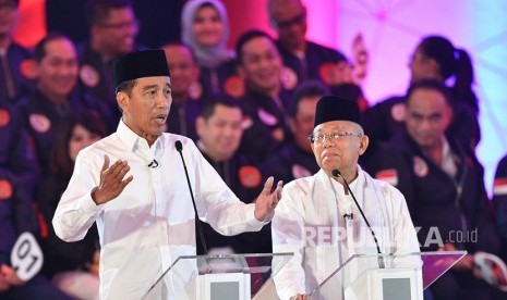 Presidential candidate number 01 Joko Widodo (left) accompanied by his running mate Ma'ruf Amin states opinion in the first round of 2019 presidential candidate debate at Hotel Bidakara, Jakarta, Thursday (Jan 17). 