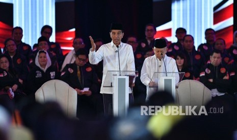 Pasangan capres-cawapres nomor urut 01 Joko Widodo (kiri) dan Ma'ruf Amin menjawab pertanyaan saat Debat Pertama Capres & Cawapres 2019, di Hotel Bidakara, Jakarta, Kamis (17/1/2019).