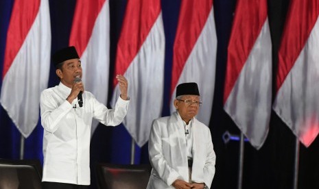 Pasangan capres-cawapres nomor urut 01 Joko Widodo (kiri) dan Ma'ruf Amin mengikuti debat kelima Pilpres 2019 di Hotel Sultan, Jakarta, Sabtu (13/4/2019). 