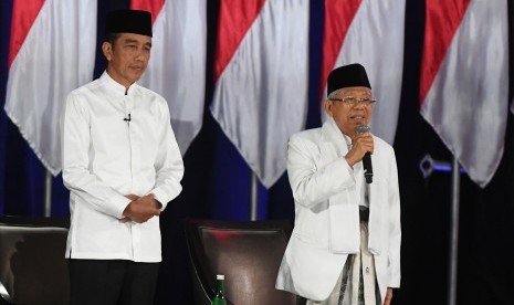 Pasangan capres-cawapres nomor urut 01 Joko Widodo (kiri) dan Ma'ruf Amin mengikuti debat kelima Pilpres 2019 di Hotel Sultan, Jakarta, Sabtu (13/4/2019).