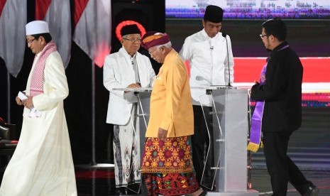 Pasangan capres-cawapres nomor urut 01 Joko Widodo (kiri) dan Ma'ruf Amin mengikuti debat kelima Pilpres 2019 di Hotel Sultan, Jakarta, Sabtu (13/4/2019).