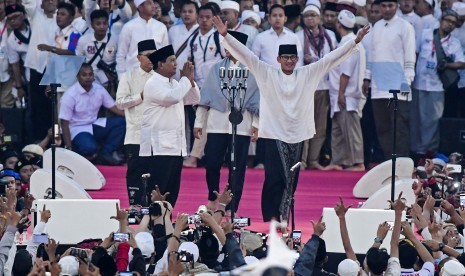 Pasangan capres-cawapres nomor urut 02 Prabowo Subianto (kiri) dan Sandiaga Uno menyapa pendukungnya saat kampanye akbar di Stadion Utama Gelora Bung Karno, Jakarta, Ahad (7/4/2019).