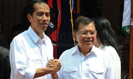  Pasangan Capres-cawapres PDIP Joko Widodo dan Jusuf Kalla melakukan salam komando saat deklarasi pasangan capres di Gedung Joang 45, Jakarta, Senin (19/5). (Republika/Tahta Aidilla)