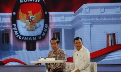 Pasangan Capres dan Cawapres nomer urut dua usai menyaksikan pemaparan visi dan misi cawapres nomer urut dua Hatta Rajasa pada debat capres putaran final di Jakarta, Sabtu (5/7). Debat Capres cawapres tahap terakhir ini membahas tema pangan, energi, dan li