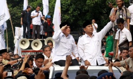 Pasangan Capres dan Cawapres Prabowo Subianto (kanan) dan Hatta Rajasa (kiri) menyapa pendukungnya saat meninggalkan gedung KPU usai menyerahkan berkas-berkas kelengkapan pendaftaran untuk mengikuti Pilpres di halaman Gedung KPU, Jakpus, Selasa (20/5). Pas