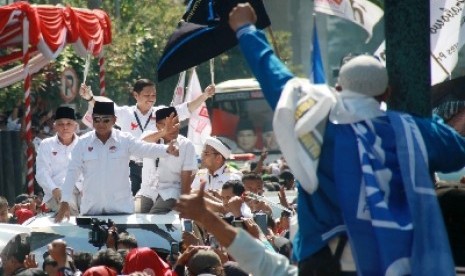 Pasangan Capres Prabowo Subianto dan Cawapres Hatta Rajasa saat datang ke Gedung Komisi Pemilihan Umum (KPU) usai pengambilan nomor urut Pilpres 2014, Jakarta, Ahad (1/6).