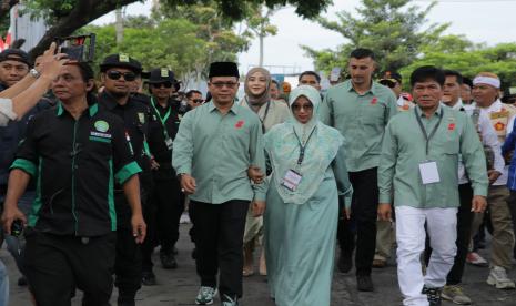 Pasangan Dadang Supriatna-Ali Syakieb yang diusung oleh PKB, Gerindra, Demokrat, Nasdem, PAN dan PDIP ini diantar langsung oleh ribuan guru ngaji, kiai, petani, tukang ojek pangkalan, ojek online, dan elemen masyarakat lainnya saat mendaftar ke KPU dengan menaiki ojek online dan ojek pangkalan.