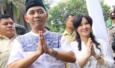  Pasangan dari Koalisi Partai Demokrat dan Partai Gerindra Ikhsan Modjo (kiri) dan Li Claudia Chandra (kanan) mendaftar ke Kantor KPU Tangerang Selatan (Tangsel) sebagai Calon Walikota dan Wakil Walikota, di Serpong, Tangsel, Banten, Senin (27/7). 