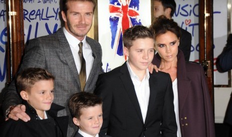 Pasangan David Beckham dan Victoria bersama tiga putranya, Brooklyn, Romeo, dan Cruz.