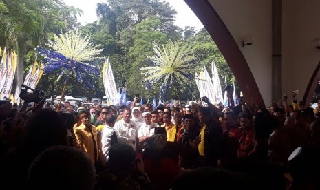 Pasangan Deddy Mizwar-Dedi Mulyadi menggelar acara palang pintu, Selasa (9/1).