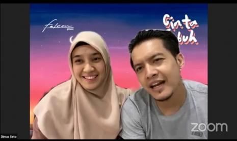 Pasangan Dimas Seto-Dhini Aminarti turut berperan di film Cinta Subuh. 