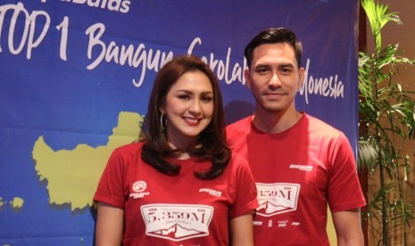 Pasangan figur publik Donna Agnesia dan Darius Sinathrya. 