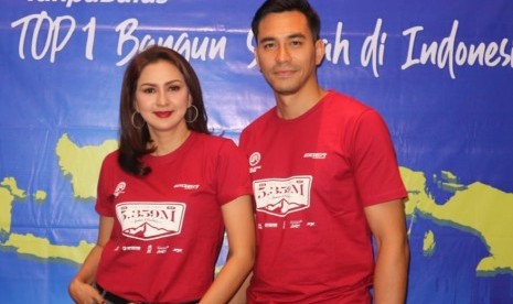 Pasangan figur publik Donna Agnesia dan Darius Sinathrya.