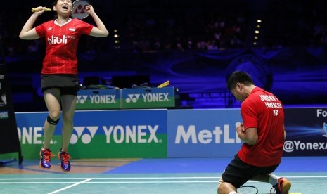 Pasangan ganda campuran Indonesia Debby Susanto (kanan) dan Praveen Jordan merayakan kemenangan pada final ganda campuran di Kejuaraan Bulutangkis All England di Barcalycard Arena, Birmingham, Minggu (13/3).