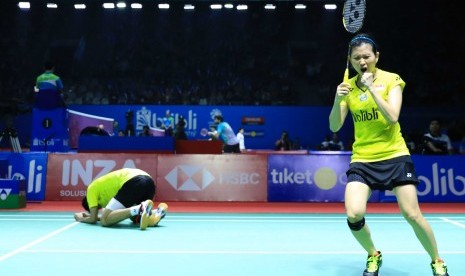 Pasangan ganda campuran Indonesia Ricky Karanda Suwardi (bersujud) dan Debby Susanto (kanan)