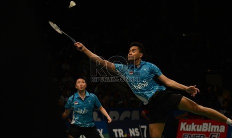 Pasangan ganda campuran Indonesia Tontowi Ahmad (kanan) dan Liliyana Natsir (kiri) berusaha mengembalikan kok ke arah pasangan ganda campuran Tiongkok Liu Cheng dan Bao Yixin dalam babak perempat final turnamen bulutangkis BCA Indonesia Open Superseries Pr