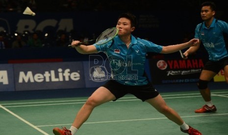 Pasangan ganda campuran Indonesia Tontowi Ahmad (kanan) dan Liliyana Natsir (kiri) berusaha mengembalikan kok ke arah pasangan ganda campuran Tiongkok Liu Cheng dan Bao Yixin dalam babak perempat final turnamen bulutangkis BCA Indonesia Open Superseries Pr