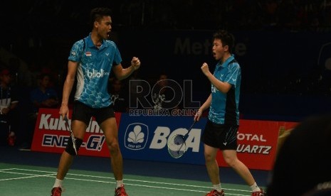 Pasangan ganda campuran Indonesia Tontowi Ahmad (kiri) dan Liliyana Natsir (kanan) meluapkan emosinya seusai berhasil mengembalikan kok ke arah pasangan ganda campuran Tiongkok Liu Cheng dan Bao Yixin dalam babak perempat final turnamen bulutangkis BCA Ind