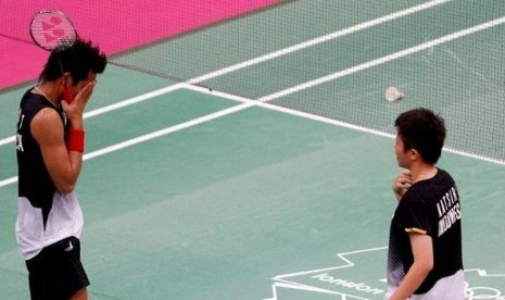 Pasangan ganda campuran Indonesia, Totowi Ahmad (kiri) dan Liliyana Natsir (kanan) menyampaikan permintaan maafnya karena tak mampu menyumbangkan sekeping medali di ajang Olimpiade London 2012.