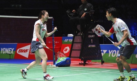 Pasangan ganda campuran Jepang, Yuta Watanabe (kanan) dan Arisa Higashino meluapkan ekspresi usai menumbangkan pasangan Cina Zheng Siwei dan Huang Yaqiong di final All England 2018