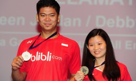 Praveen Jordan (kiri) bersama pasangannya di ganda campuran, Debby Susanto (kanan)