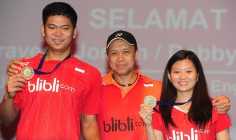 Pasangan ganda campuran Praveen Jordan (kiri) dan Debby Susanto (kanan) serta pelatih Richard Mainaky berpose ketika menerima bonus usai memenangi Kejuaraan All England 2016 di Jakarta, Selasa (22/3). 