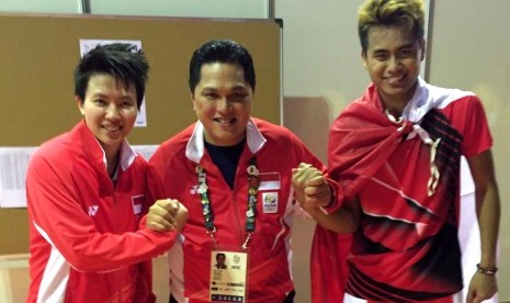 Pasangan ganda campuran, Tontowi Ahmad (Owi) dan Liliyana Natsir (Butet) bersama Erick Thohir