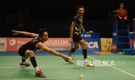 Pasangan ganda putra Indonesia Fajar Alfian/Muhammad Rian Ardianto berusaha mengembalikan kok ke arah pasangan Denmark  Mathias Boe/Carsten Mogensen dalam laga semifinal BCA Indonesia Open Super Series Premier 2017 di JCC Senayan, Jakarta, Sabtu (17/6).