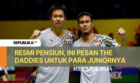 Pasangan ganda putra Indonesia Hendra Setiawan-Mohammad Ahsan berpose seusai pertandingan babak 16 besar Daihatsu Indonesia Masters 2025 melawan pemain Malaysia Yap Roy King-Junaidi Arif di Istora Senayan, Jakarta, Kamis (23/1/2025). Pasangan The Daddies takluk dari Yap Roy King-Junaidi Arif dengan skor 13-21, 14-21. Pertandingan ini sekaligus menjadi pertandingan terakhir bagi pasangan Hendra-Ahsan di  dunia badminton setelah keduanya memutuskan untuk gantung raket.