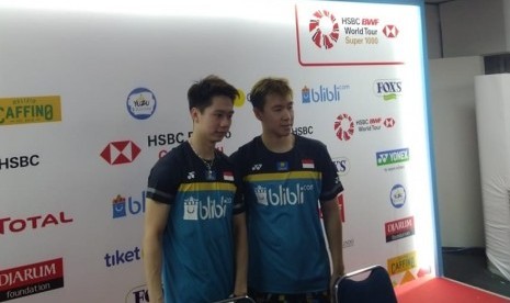 Pasangan ganda putra Indonesia, Kevin Sanjaya/Markus Gideon di Istora Senayan, Jakarta, Selasa (16/7). (Republika/Muhammad Ikhwanuddin)