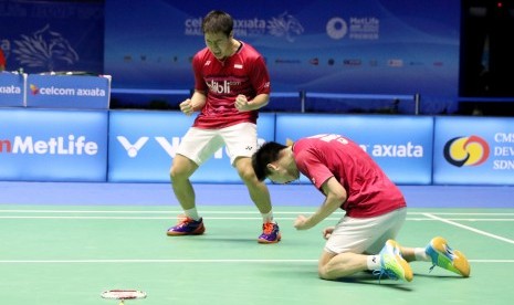 Pasangan ganda putra Indonesia, Kevin Sanjaya Sukamuljo/Gideon Marcus Fernaldi meluapkan kegembiraannya setelah memenangkan pertandingan di babak final dan menjadi juara di turnamen Malaysia Open Super Series Premier 2017, Ahad (9/4).