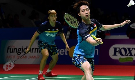 Pasangan ganda putra Indonesia, Kevin Sanjaya Sukamuljo (kanan) dan Marcus Fernaldi Gideon, mengembalikan kok ke arah ganda putra Jepang Takuto Inoue dan Yuki Kaneko dalam babak pertama Indonesia Open 2019 di Istora Senayan, Jakarta, Selasa (16/7). 