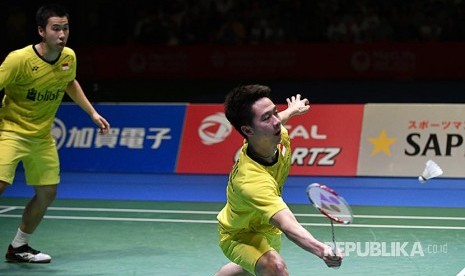 Pasangan ganda putra Indonesia Kevin Sanjaya Sukamuljo (kiri) dan  Markus Fernaldi Gideon pada final ganda putra Japan Open Championship di Tokyo, Jepang Ahad (24/9)