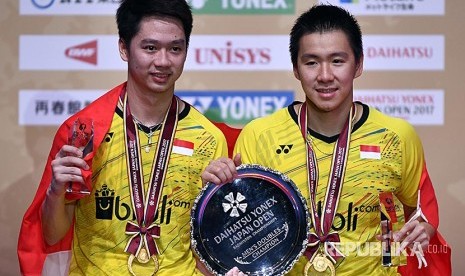 Pasangan ganda putra Indonesia Kevin Sanjaya Sukamuljo (kiri) dan  Markus Fernaldi Gideon pada final ganda putra Japan Open Championship di Tokyo, Jepang Ahad (24/9)