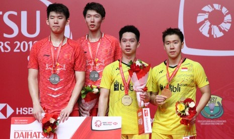 Pasangan ganda putra Indonesia, Kevin Sanjaya Sukamuljo/Marcus Fernaldi Gideon (kanan) menjadi juara Indonesia Masters 2018 setelah mengalahkan Li Junhui/Liu Yuchen dari Cina, Ahad (28/1).